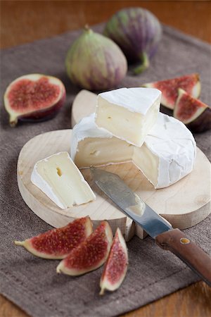 simsearch:400-06741554,k - Camembert and fresh figs on a cutting board Foto de stock - Royalty-Free Super Valor e Assinatura, Número: 400-07478010