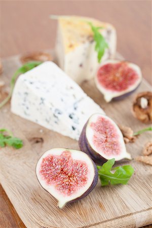 simsearch:400-06741554,k - Cheese board with blue cheese, nut cheese, fresh figs and nuts Foto de stock - Royalty-Free Super Valor e Assinatura, Número: 400-07478011