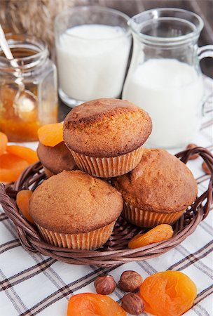 simsearch:400-08093809,k - Fresh homemade apricot muffins and glass of milk for breakfast Foto de stock - Super Valor sin royalties y Suscripción, Código: 400-07478054