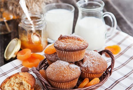 simsearch:400-08093809,k - Fresh homemade apricot muffins and glass of milk for breakfast Foto de stock - Super Valor sin royalties y Suscripción, Código: 400-07478056
