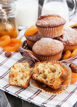 simsearch:400-08735386,k - Fresh homemade apricot muffins and glass of milk for breakfast Foto de stock - Super Valor sin royalties y Suscripción, Código: 400-07478057