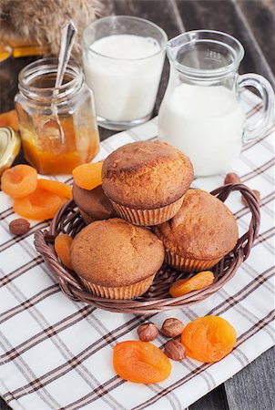 simsearch:400-08093809,k - Fresh homemade apricot muffins and glass of milk for breakfast Foto de stock - Super Valor sin royalties y Suscripción, Código: 400-07478053