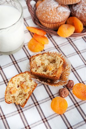 simsearch:400-08093809,k - Fresh homemade apricot muffins and glass of milk for breakfast Foto de stock - Super Valor sin royalties y Suscripción, Código: 400-07478060