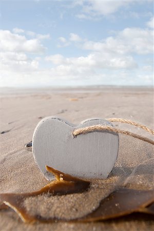 single wooden love heart in the sand on a wild Atlantic way Irish beach in summer Photographie de stock - Aubaine LD & Abonnement, Code: 400-07478275