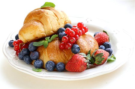 simsearch:400-07513413,k - fresh croissant with berries for breakfast on vintage plate Foto de stock - Super Valor sin royalties y Suscripción, Código: 400-07479534