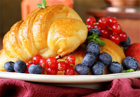 simsearch:400-07515721,k - fresh croissant with berries for breakfast on vintage plate Foto de stock - Super Valor sin royalties y Suscripción, Código: 400-07479533