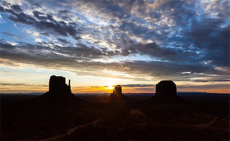 simsearch:400-05361560,k - Wonderful colours during sunrise in this iconic view of Monument Valley, USA Photographie de stock - Aubaine LD & Abonnement, Code: 400-07479808