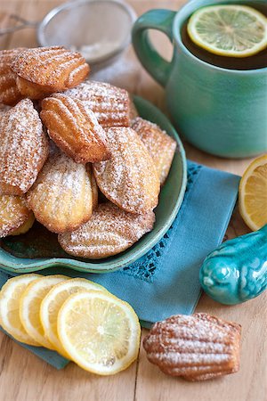 simsearch:400-06946823,k - Sugar powdered madeleines with tea and lemon. Selective focus. Fotografie stock - Microstock e Abbonamento, Codice: 400-07479921