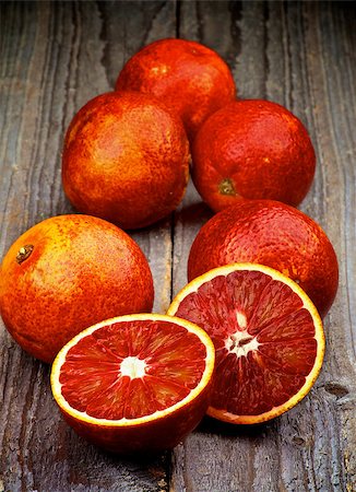 simsearch:400-05265200,k - Arrangement of Ripe Full Body Blood Oranges with Two Halves isolated on Rustic Wooden background Photographie de stock - Aubaine LD & Abonnement, Code: 400-07470129