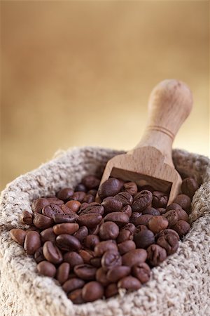 simsearch:400-06526962,k - Coffee beans with wooden scoop in a bag - closeup Foto de stock - Royalty-Free Super Valor e Assinatura, Número: 400-07470208