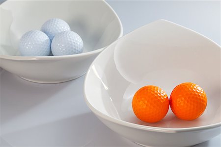 simsearch:400-07218310,k - Two white ceramics bowls and golf balls Fotografie stock - Microstock e Abbonamento, Codice: 400-07470622