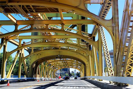 sacramento - SACRAMENTO, CA - SEPTEMBER 25: Sacramento Golden Tower Bridge from front looking through in Sacramento 25 September 2013, California Photographie de stock - Aubaine LD & Abonnement, Code: 400-07471062