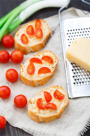 simsearch:400-06096133,k - Delicious bruschetta with cherry tomatoes and cheese Fotografie stock - Microstock e Abbonamento, Codice: 400-07471276