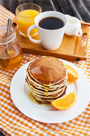 simsearch:400-06736285,k - Stack of freshly prepared pancakes for breakfast Foto de stock - Super Valor sin royalties y Suscripción, Código: 400-07472498