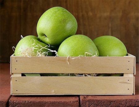 Granny Smith green apples in a wooden box Stock Photo - Budget Royalty-Free & Subscription, Code: 400-07472644