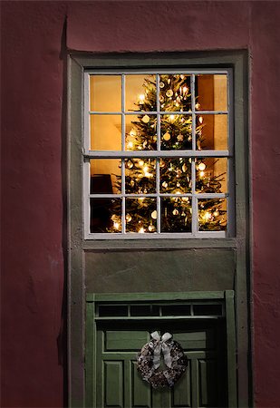 Christmas tree seen from outside of an old house window Foto de stock - Super Valor sin royalties y Suscripción, Código: 400-07473025
