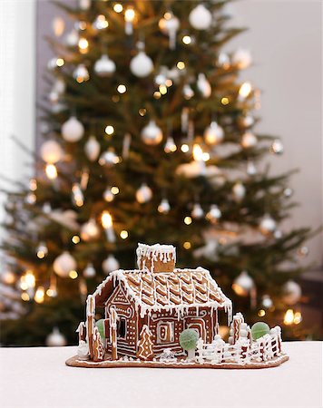 simsearch:400-08131561,k - Gingerbread cottage house on real Christmas tree background Stockbilder - Microstock & Abonnement, Bildnummer: 400-07473046