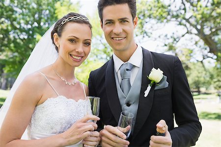 simsearch:400-07473236,k - Portrait of newly wed couple holding champagne glasses in garden Stockbilder - Microstock & Abonnement, Bildnummer: 400-07473205