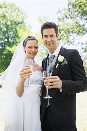 Portrait of bride and groom toasting champagne in park Foto de stock - Super Valor sin royalties y Suscripción, Código: 400-07473208
