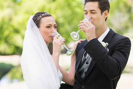 simsearch:400-07473236,k - Newlywed couple drinking champagne in the park Stockbilder - Microstock & Abonnement, Bildnummer: 400-07473213