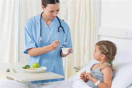 simsearch:400-07473471,k - Female doctor feeding meal to sick girl in hospital Photographie de stock - Aubaine LD & Abonnement, Code: 400-07473373