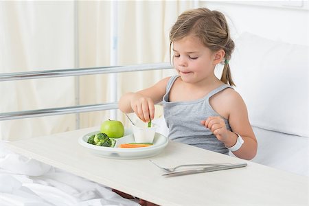 simsearch:400-07473471,k - Little girl having healthy food in hospital bed Photographie de stock - Aubaine LD & Abonnement, Code: 400-07473395