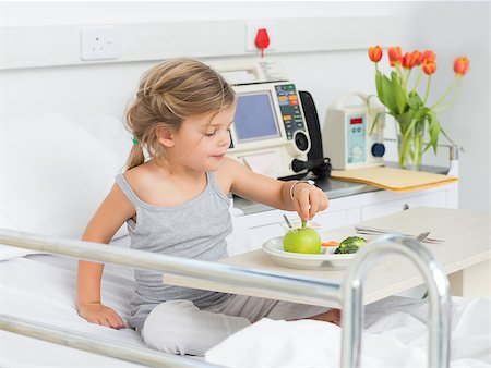 simsearch:400-07473471,k - Little girl eating healthy food in hospital bed Photographie de stock - Aubaine LD & Abonnement, Code: 400-07473396