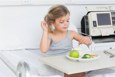 simsearch:400-07473471,k - Little ill girl eating healthy food while sitting on hospital bed Photographie de stock - Aubaine LD & Abonnement, Code: 400-07473399