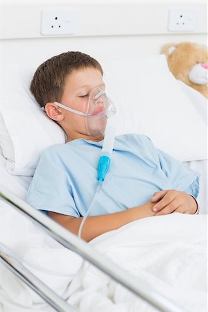 simsearch:400-07473471,k - Sick little boy with oxygen mask in hospital ward Photographie de stock - Aubaine LD & Abonnement, Code: 400-07473450