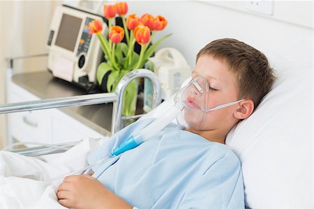 simsearch:400-07473471,k - Sick little boy wearing oxygen mask in hospital ward Photographie de stock - Aubaine LD & Abonnement, Code: 400-07473451