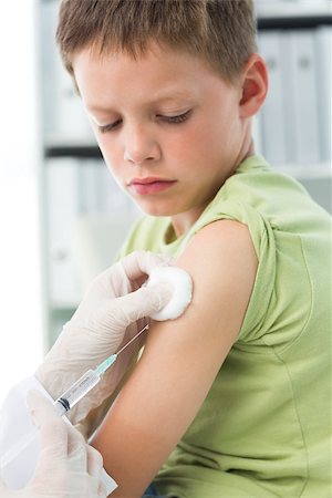 simsearch:400-07473471,k - Little boy receiving vaccination in arm in clinic Photographie de stock - Aubaine LD & Abonnement, Code: 400-07473534