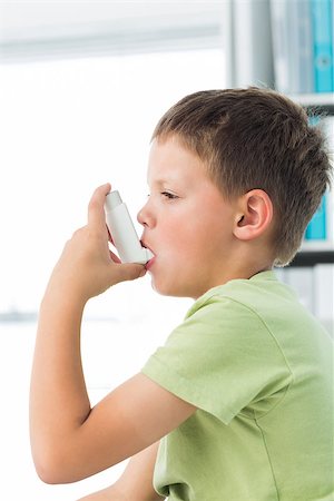 simsearch:400-07473471,k - Side view of little boy using asthma inhaler in hospital Photographie de stock - Aubaine LD & Abonnement, Code: 400-07473536