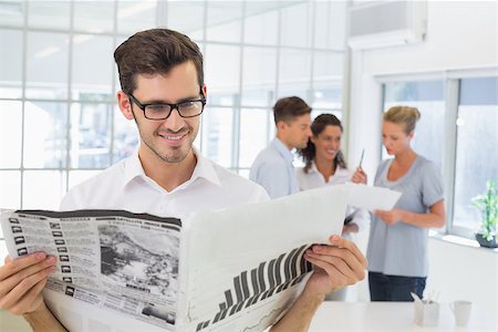 Casual businessman reading the newspaper in the office Photographie de stock - Aubaine LD & Abonnement, Code: 400-07484016