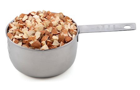 simsearch:400-06788551,k - Chopped almonds presented in an American metal cup measure, isolated on a white background Foto de stock - Super Valor sin royalties y Suscripción, Código: 400-07485884