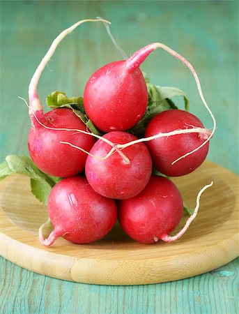 simsearch:6113-08985950,k - bunch of fresh organic radishes on wooden plate Photographie de stock - Aubaine LD & Abonnement, Code: 400-07486353