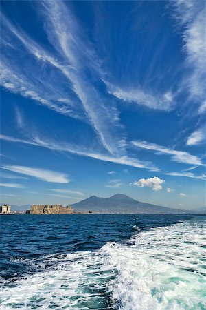 View of mount Vesuvius from a boat in the gulf Foto de stock - Super Valor sin royalties y Suscripción, Código: 400-07486380