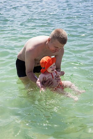 simsearch:400-04986804,k - Father and little baby girl are swimming in sea water Stockbilder - Microstock & Abonnement, Bildnummer: 400-07480451