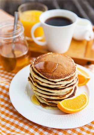 simsearch:400-06736285,k - Stack of freshly prepared pancakes for breakfast Foto de stock - Super Valor sin royalties y Suscripción, Código: 400-07480453