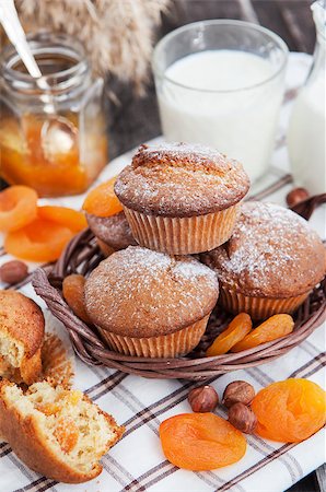 simsearch:400-08735386,k - Fresh homemade apricot muffins and glass of milk for breakfast Foto de stock - Super Valor sin royalties y Suscripción, Código: 400-07480465