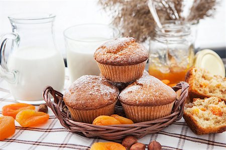 simsearch:400-08735386,k - Fresh homemade apricot muffins and glass of milk for breakfast Foto de stock - Super Valor sin royalties y Suscripción, Código: 400-07480466
