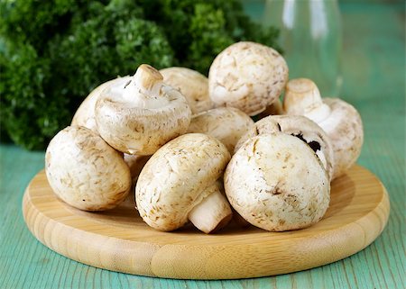 simsearch:400-07430898,k - Fresh organic champignon mushrooms on a wooden table Photographie de stock - Aubaine LD & Abonnement, Code: 400-07481287