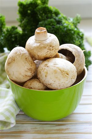 simsearch:400-07430898,k - Fresh organic champignon mushrooms on a wooden table Stockbilder - Microstock & Abonnement, Bildnummer: 400-07481289