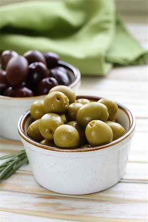 simsearch:400-07219392,k - marinated green and black olives (Kalamata) in a ceramic bowl Stock Photo - Budget Royalty-Free & Subscription, Code: 400-07481282
