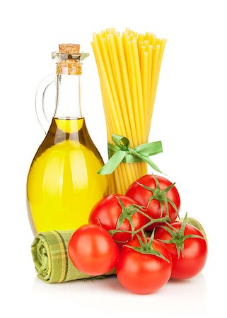 simsearch:400-06391712,k - Pasta with tomatoes. Isolated on white background Photographie de stock - Aubaine LD & Abonnement, Code: 400-07481893