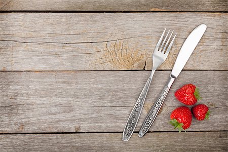 simsearch:400-06140437,k - Ripe strawberries with silverware over wooden table background with copy space Stockbilder - Microstock & Abonnement, Bildnummer: 400-07481911