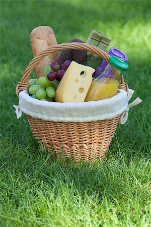 simsearch:400-05194830,k - Outdoor picnic basket with bread, cheese and grape on green lawn Stockbilder - Microstock & Abonnement, Bildnummer: 400-07481929