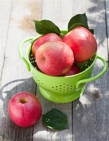 simsearch:400-03951592,k - Fresh ripe red apples in colander Foto de stock - Super Valor sin royalties y Suscripción, Código: 400-07481944