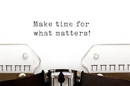 simsearch:400-09010206,k - Make time for what matters! printed on an old typewriter. Foto de stock - Super Valor sin royalties y Suscripción, Código: 400-07482012