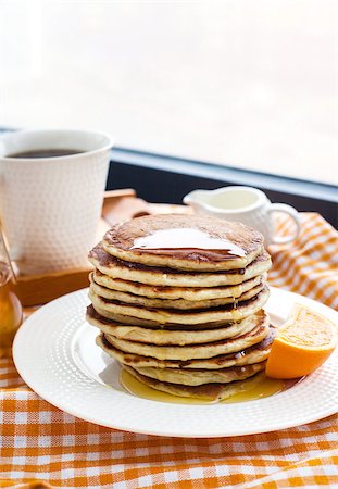 simsearch:400-06736285,k - Stack of freshly prepared pancakes for breakfast on the table at the window Foto de stock - Super Valor sin royalties y Suscripción, Código: 400-07482293