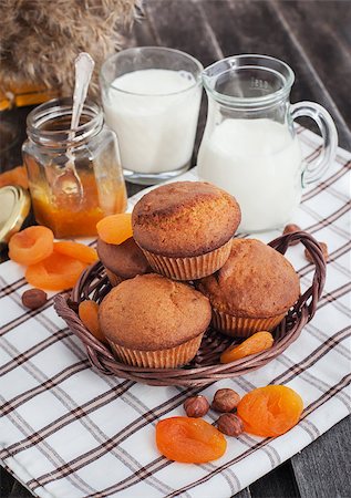 simsearch:400-08735386,k - Fresh homemade apricot muffins and glass of milk for breakfast Foto de stock - Super Valor sin royalties y Suscripción, Código: 400-07482301